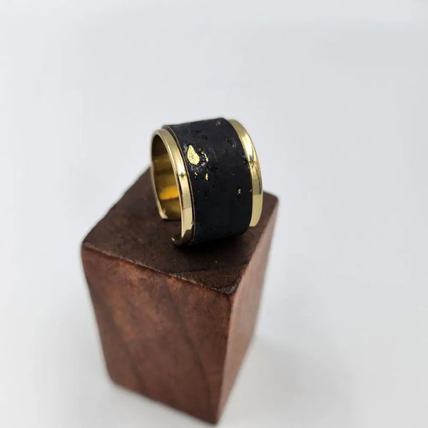 Adjustable ring decorated with cork