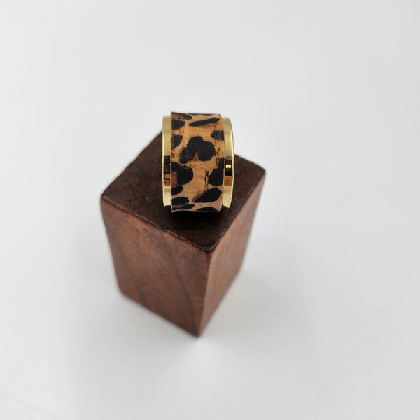 Adjustable ring decorated with cork
