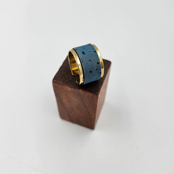 Adjustable ring decorated with cork