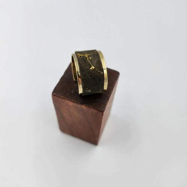 Adjustable ring decorated with cork