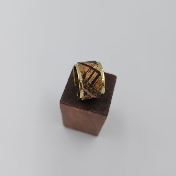 Adjustable ring decorated with cork
