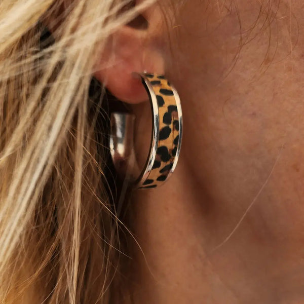 Cork-adorned hoop earrings 